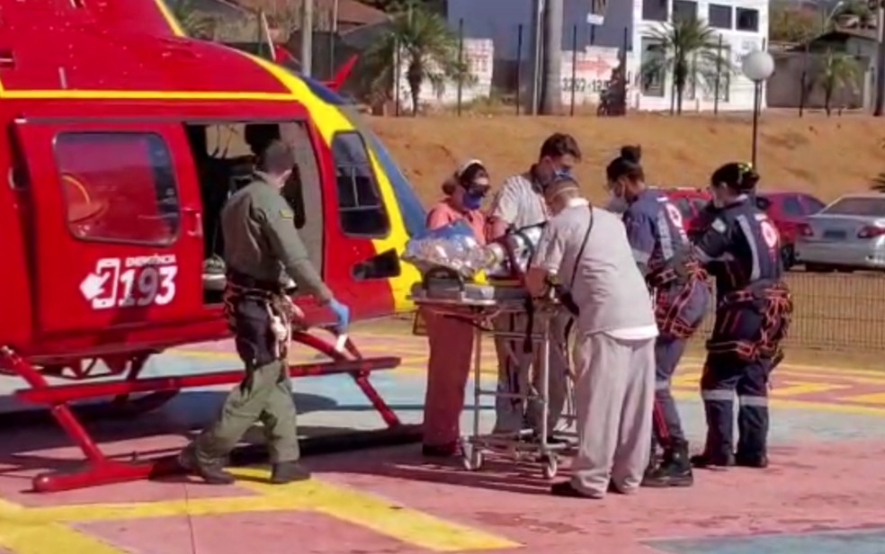 Corpo de Bombeiros socorre José Ricardo Fernandes Ribeiro, 44 anos, após ele ter parte do corpo queimado — Foto: Reprodução/Corpo de Bombeiros