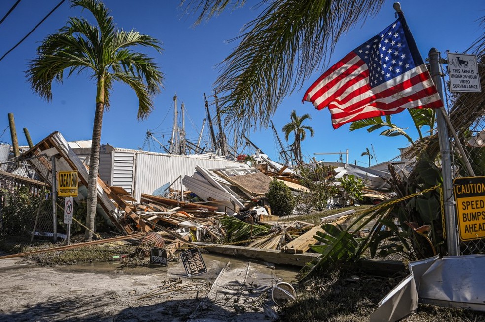 Casa destruída em Fort Myers Beach, na Flórida, em 30/09/2022, após passagem do furacão Ian — Foto: Giorgio VIERA / AFP