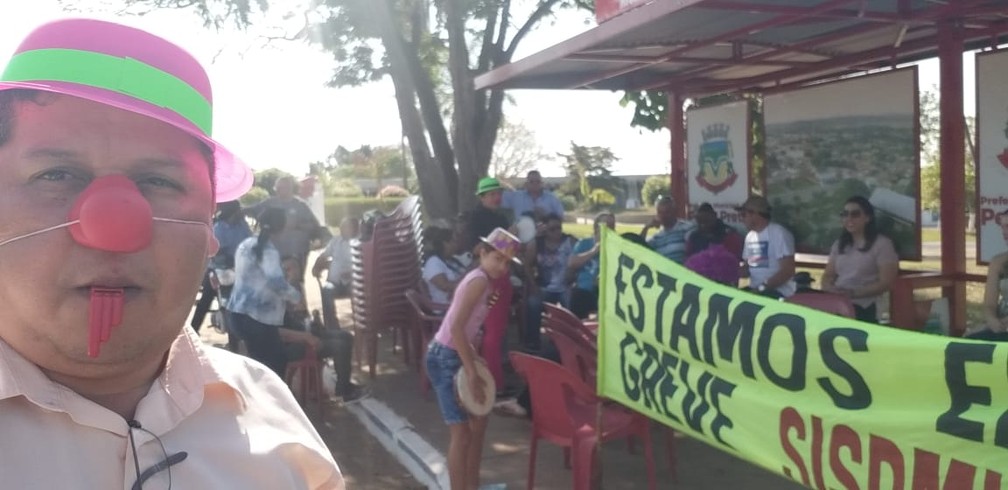 Os servidores da saúde de Pedra Preta, a 243 km de Cuiabá, realizaram um ato em frente a prefeitura, nesta terça-feira — Foto: Sispmupp/Divulgação