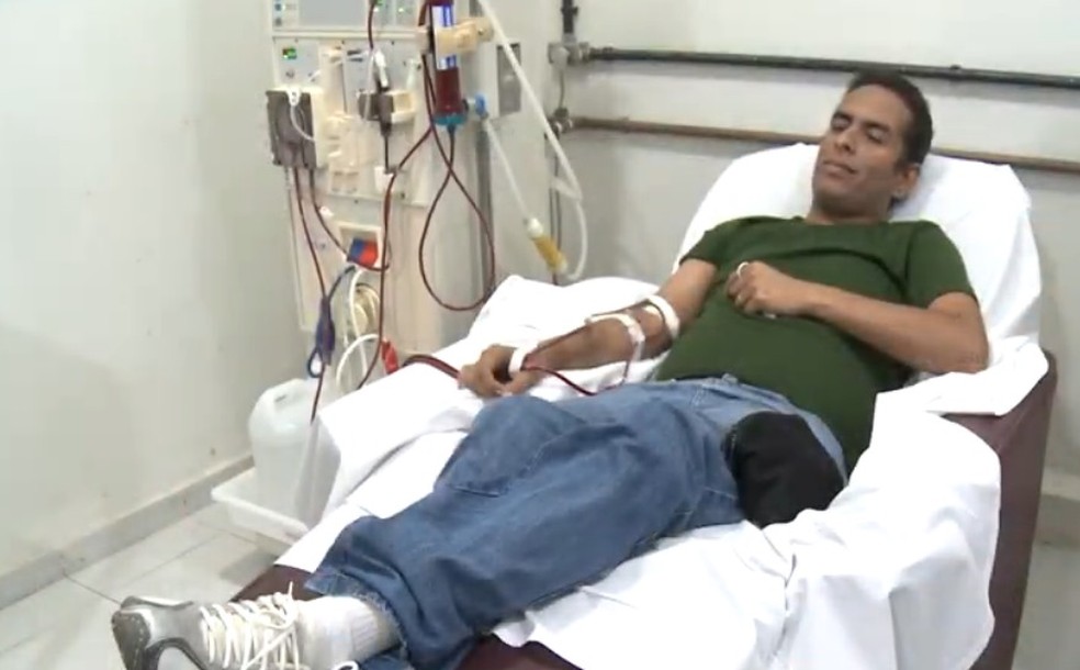 João Paulo passou dez longos anos fazendo hemodiálise, processo que retira, filtra e recoloca todo o sangue do corpo do paciente — Foto: TV Câmara de João Pessoa / Reprodução