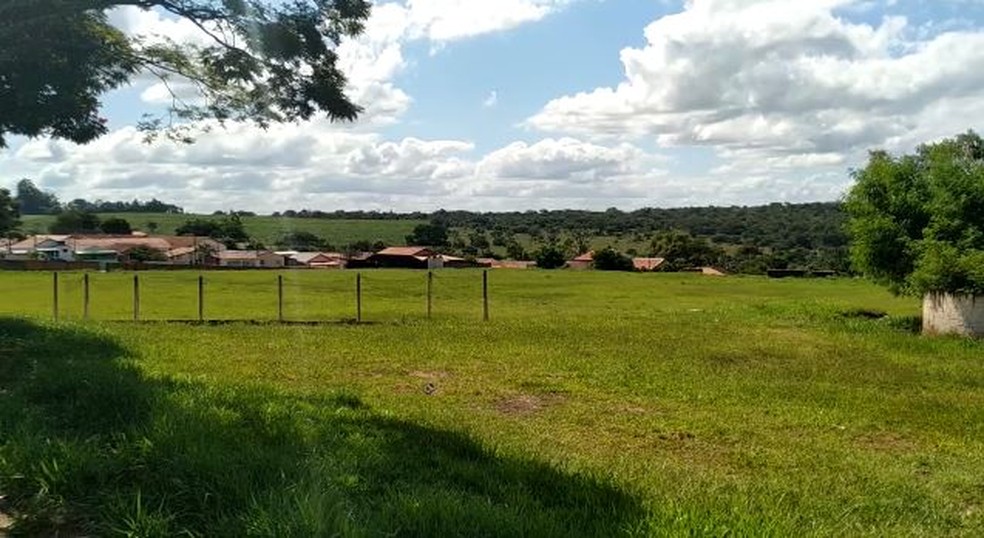 Menina foi arrastada até campo de futebol em Itaporanga (SP) — Foto: Esdras Pereira/TV TEM