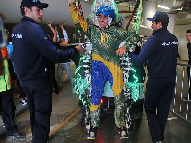 Juliano Pinto, de 29 anos, que é paraplégico, deu um "chute simbólico" em uma bola de futebol na abertura da Copa do Mundo, na Arena Corinthians, utilizando o exoesqueleto, equipamento desenvolvido pela equipe do neurocientista brasileiro Miguel Nicolelis (Foto: Reginaldo Castro/Estadão Conteúdo)
