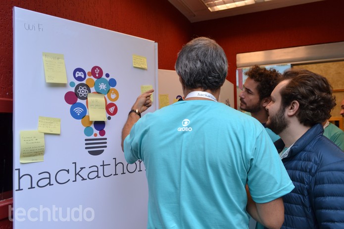 Monitor dá explicações sobre o Hackathon e Andreoli acompanha (Foto: Melissa Cruz/TechTudo)