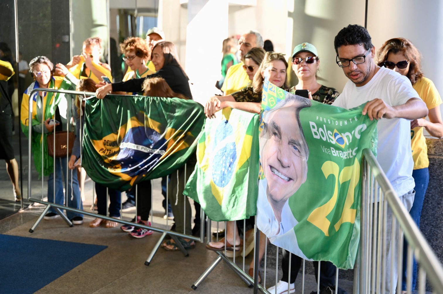 Ex-presidente Jair Bolsonaro é aguardado por apoiadores na sede do PL, em Brasília — Foto: Evaristo Sá/AFP