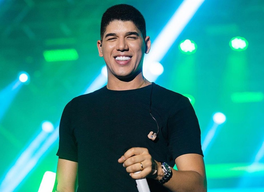 Avião em que viajava cantor Zé Vaqueiro sofre pane e ele cancela shows