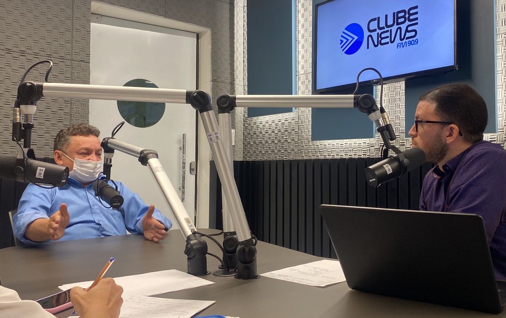 Dr Gilberto Albuquerque esteve na rádio Clube News onde anunciou a falta de testes rápidos.  — Foto: Afonso Celso