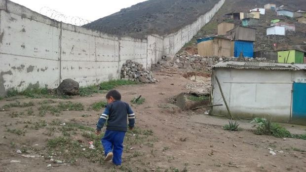  ONG britânica calcula que uma pessoa pobre em Lima paga dez vezes mais pela água do que quem vive em zona abastada  (Foto: BBC)