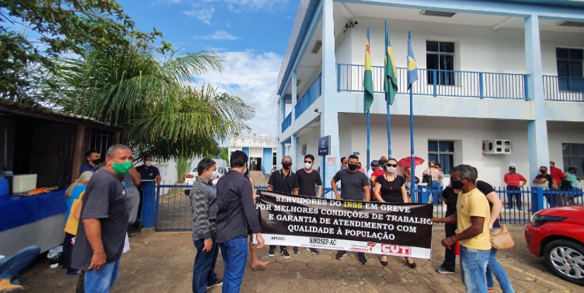 Funcionários do INSS entram em greve no Acre e beneficiários ficam sem conseguir atendimento