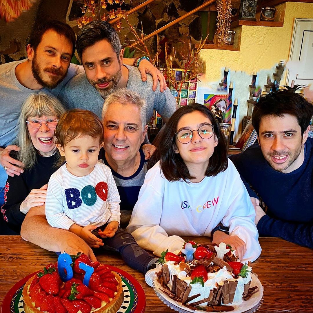 Rodeada pelos três filhos e netos,  em 2019, no aniversário do marido, Roberto de Carvalho — Foto: Acervo Pessoal