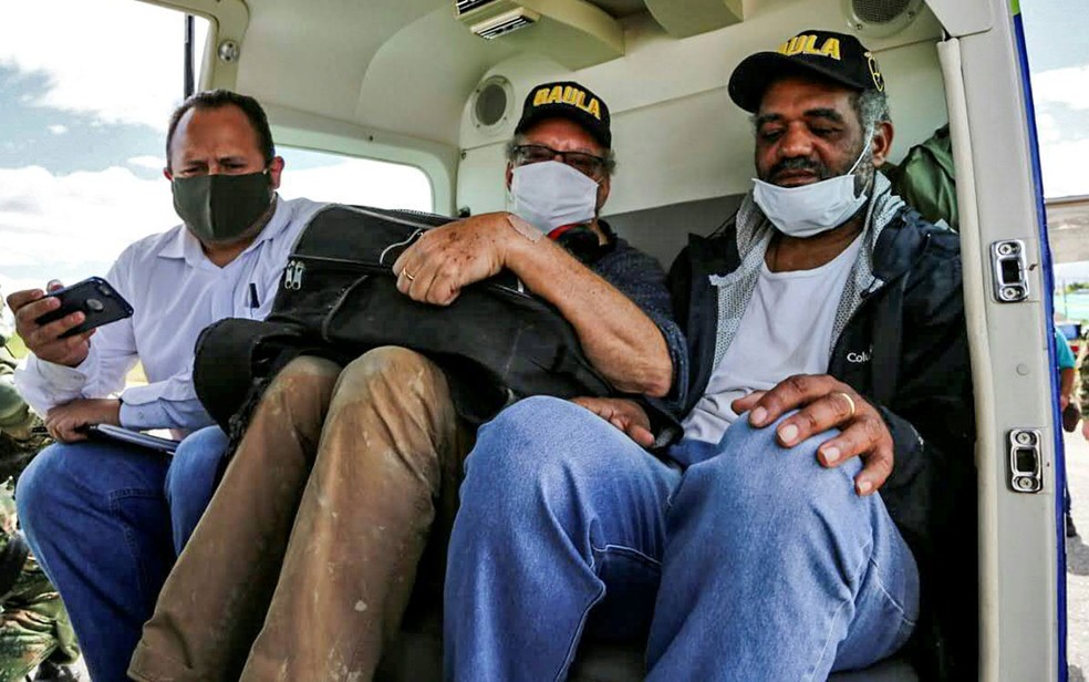 Foto distribuída pelo Exército Colombiano mostra o suiço Daniel Max Guggenheim (centro) e o brasileiro José Ivan Albuquerque (direita) em helicóptero, após terem sido libertados, em Bogotá, na quinta-feira (18) — Foto: Colombian National Army/AFP 