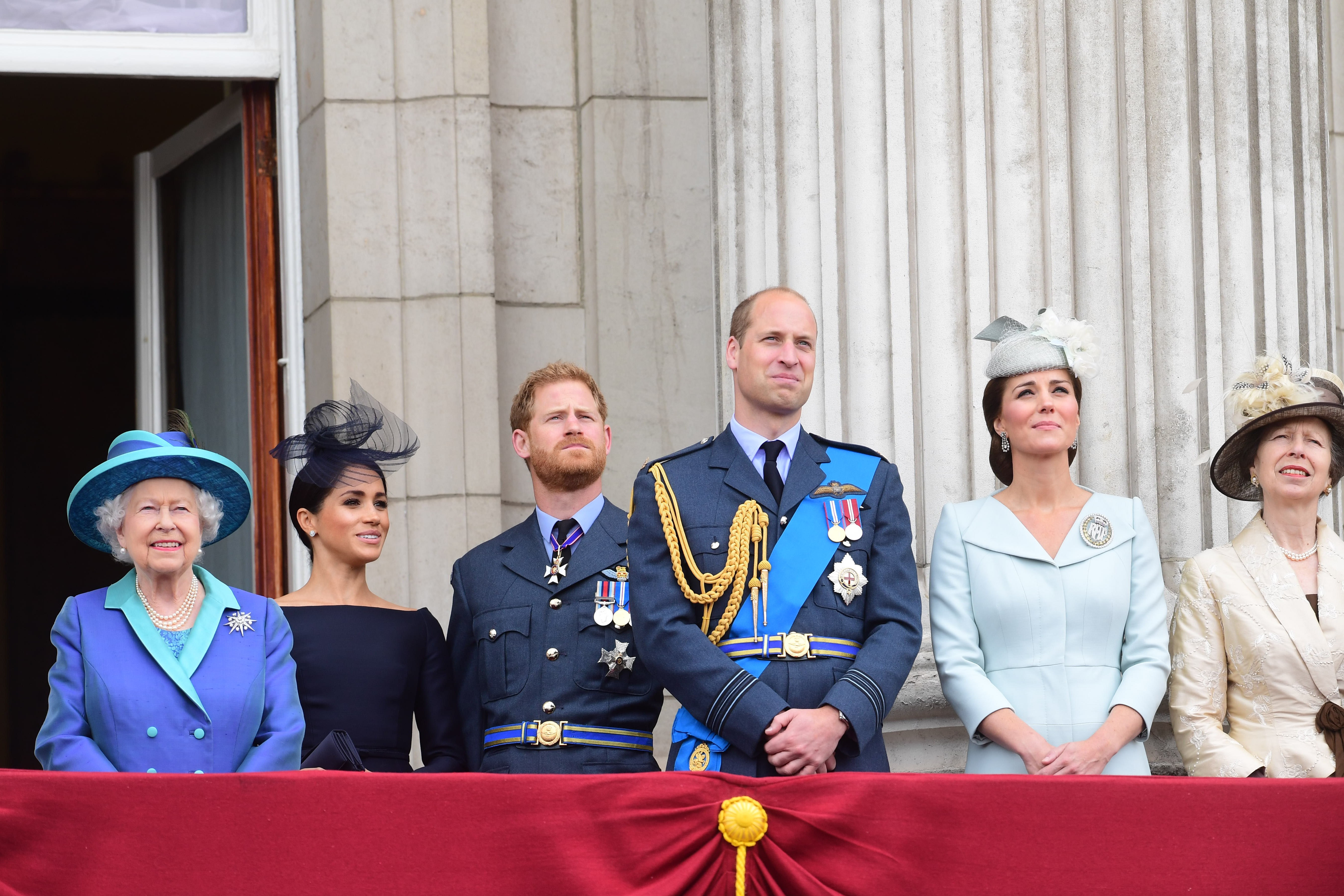 A atriz e duquesa Meghan Markle em evento na companhia da Rainha Elizabeth 2ª e outros membros da Família Real (Foto: Getty Images)
