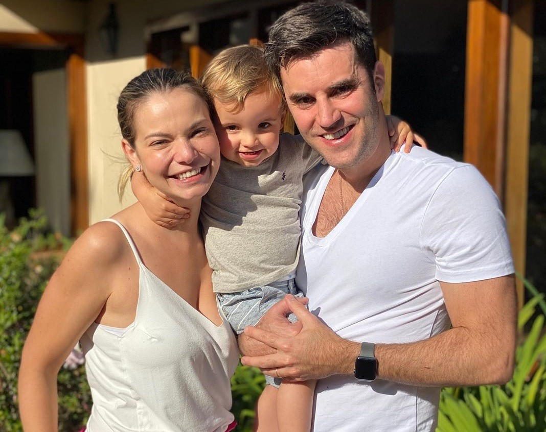 Milena Toscano entre o filho, João Pedro, e o marido, Pedro Ozores (Foto: Reprodução/Instagram)