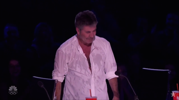 O apresentador Simon Cowell molhado após a confusão com Mel B (Foto: YouTube)