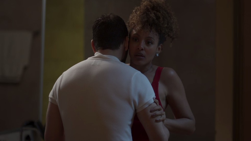 Gisele (Sheron Menezzes) e Diogo (Armando Babioff) são flagrados aos beijos — Foto: TV Globo
