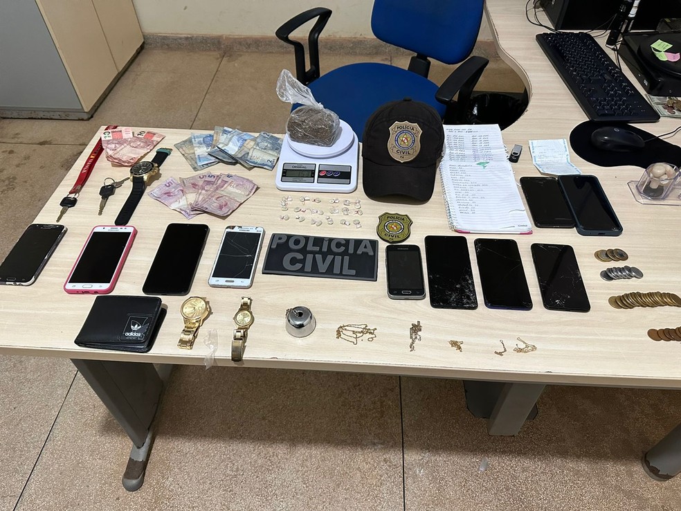 Itens apreendidos durante a operação policial. — Foto: Ascom PCPA