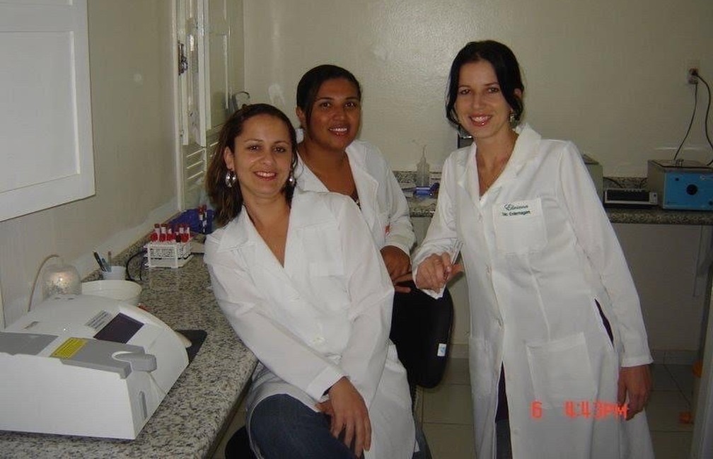 Verônica (sentada) quando trabalhava em um hospital na Bahia — Foto: Arquivo Pessoal