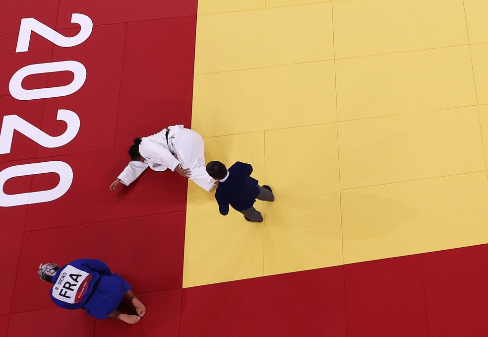 Maria Suelen Altheman no chão sentindo dores no joelho esquerdo nas quartas de final da categoria acima de 78kg do judô nas Olimpíadas de Tóquio 2020 — Foto: REUTERS/Sergio Perez