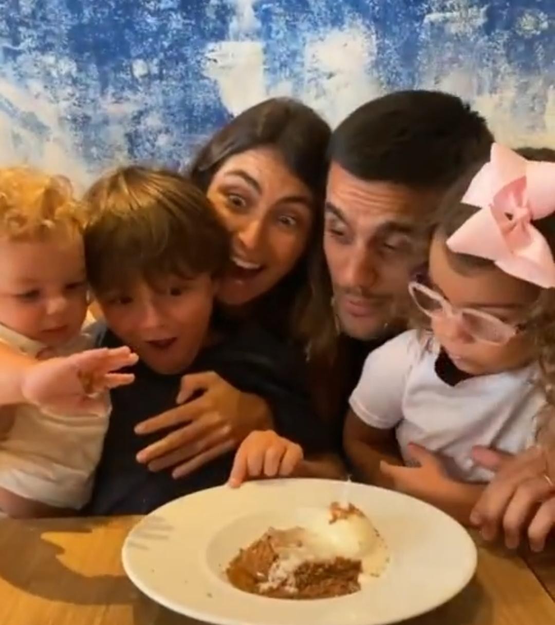 Felipe Simas comemora a chegada dos 28 anos com a família (Foto: Reprodução/Instagram)