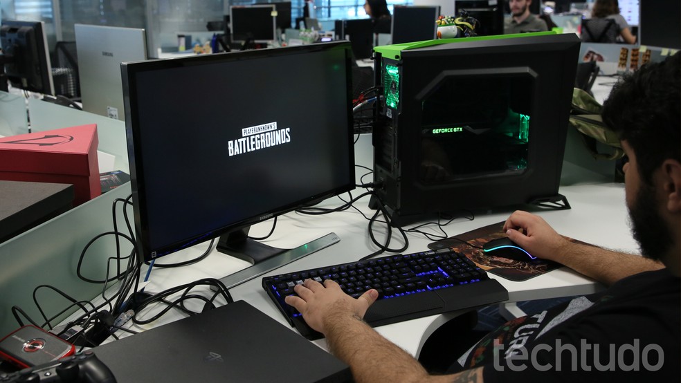 Monitores podem afetar o sinal da internet — Foto: Yuri Hildebrand/TechTudo