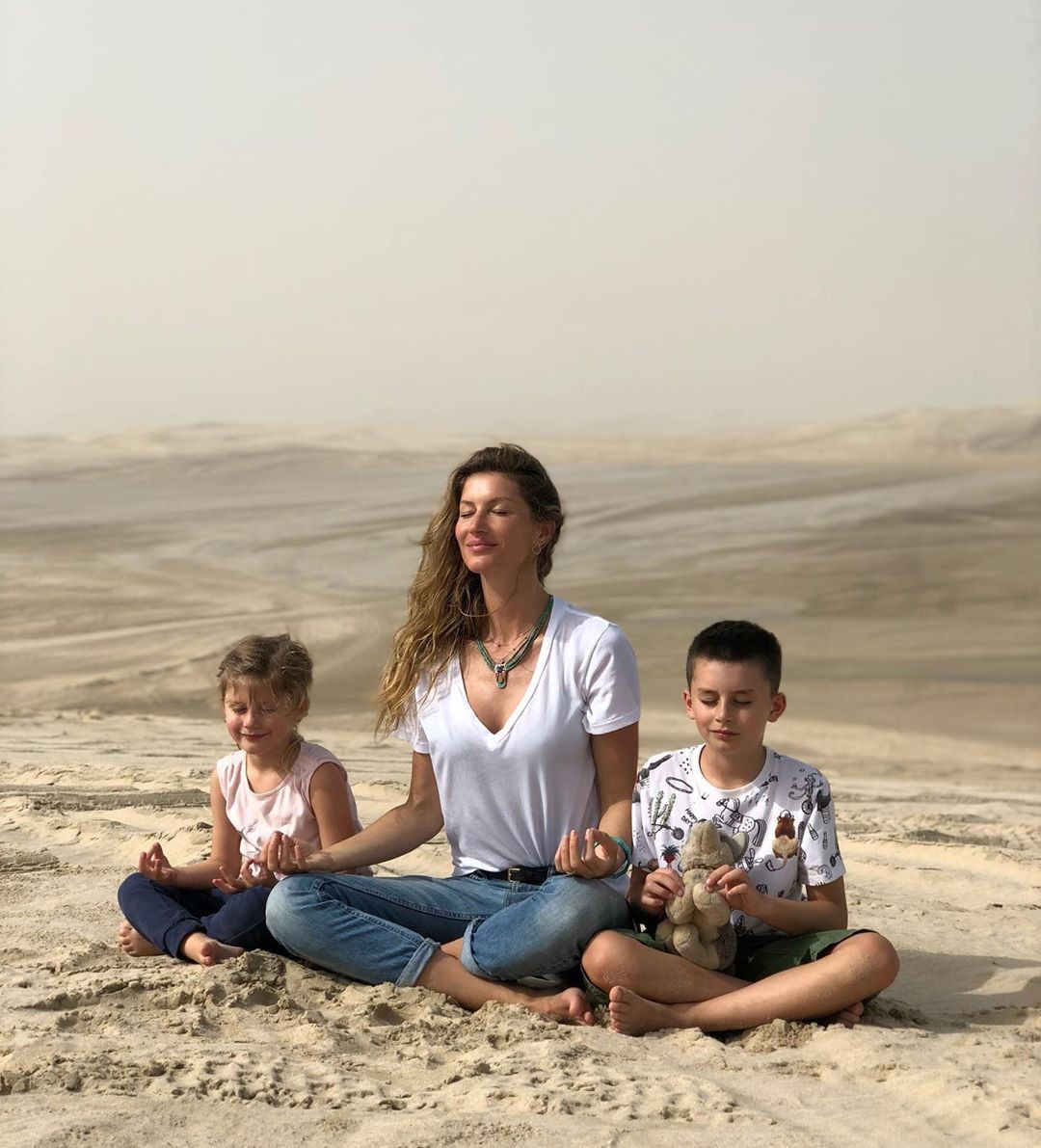 Gisele Bundchen medita com os filhos, Benjamin e Vivian (Foto: Reprodução/Instagram)
