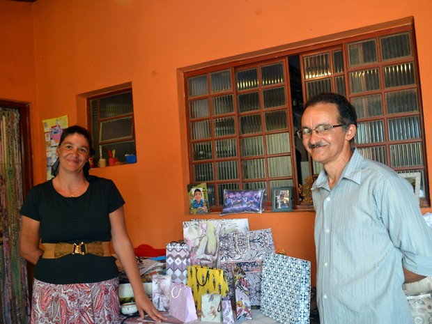 Sacolas feitas por casal de Monte Sião, que reaproveita sobras do processo de produção de malhas (Foto: Daniela Ayres/G1)