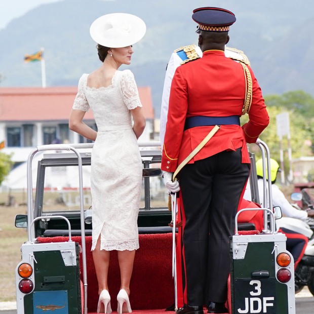 KINGSTON, JAMAICA – MARCH 24: Prince William, Duke of Cambridge and Catherine, Duchess of Cambridge attend the inaugural Commissioning Parade for service personnel from across the Caribbean who have recently completed the Caribbean Military Academy’s Offi (Foto: Getty Images)