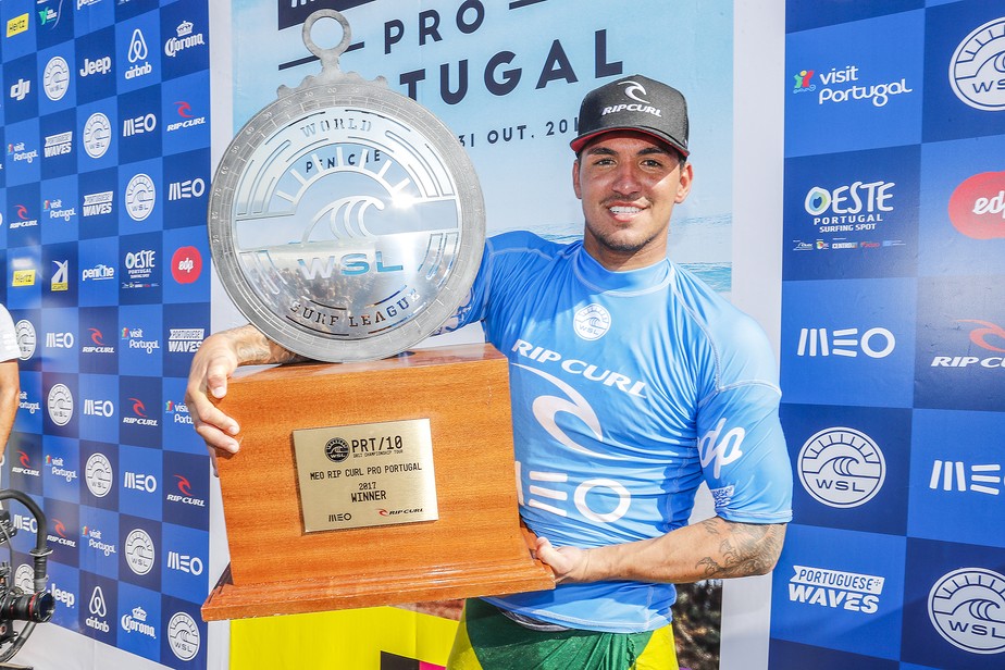 Medina se vinga de Julian Wilson, vence em Portugal e briga pelo bi no Havaí