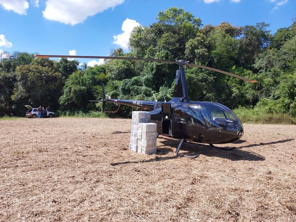 Helicóptero que transportava cocaína do Paraguai foi interceptado em Buri, no interior de SP — Foto: Divulgação/Polícia Federal