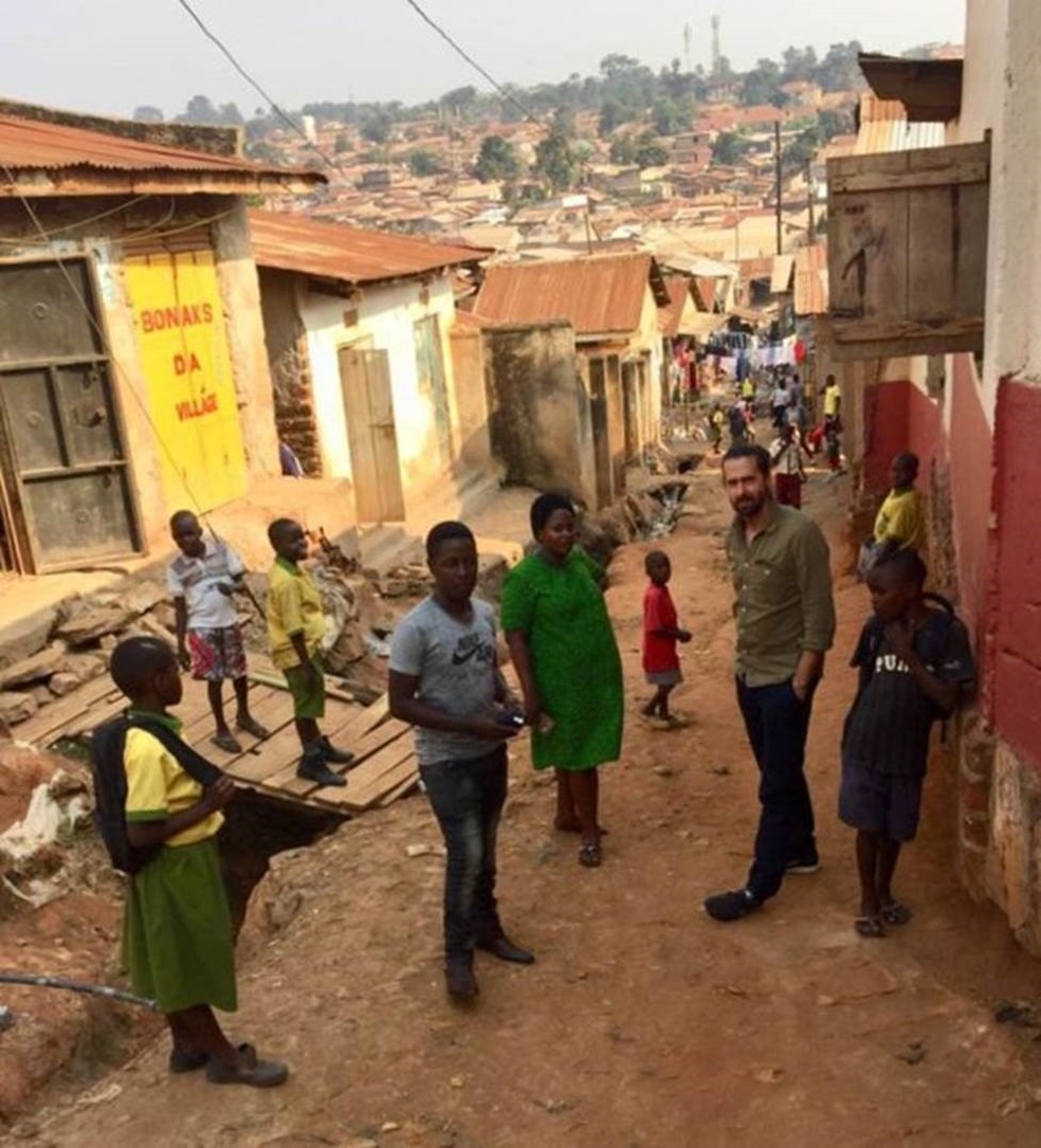  Image caption Daniel, Prudence e Jamie na favela em Campala onde ela trabalha; a enfermeira convenceu muitas pessoas próximas a investir suas economias na OneCoin, e o dinheiro foi perdido — Foto: BBC