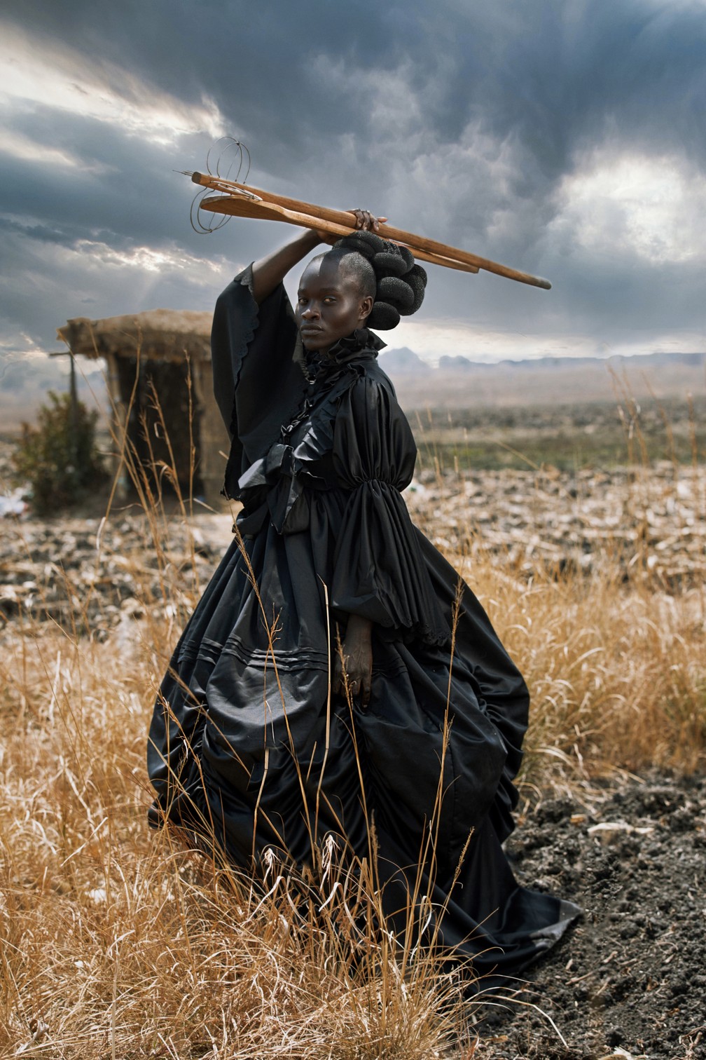 Criativo: 'African Victorian', retrato de uma jovem negra com vestido vitoriano segurando utensílios tradicionais Shona — Foto: Tamary Kudita (Zimbábue)/Sony World Photography Awards