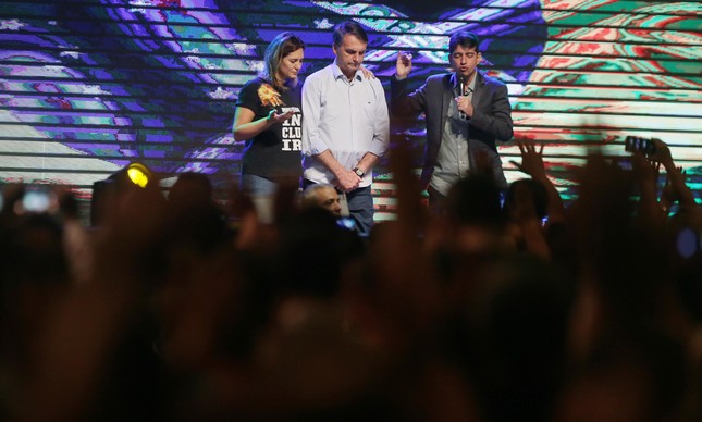 Michelle Bolsonaro e Jair Bolsonaro em culto na Igreja Batista Atitude com pastor Josué Valandro 