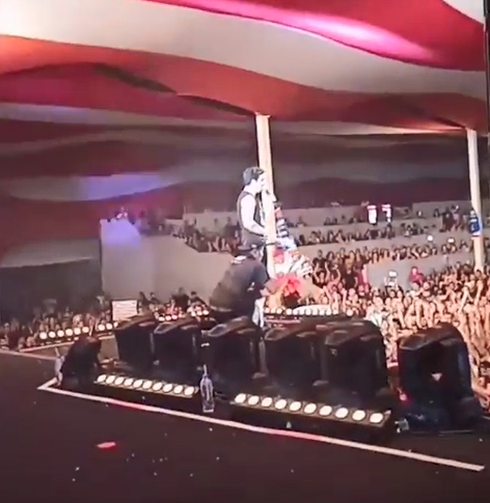 Luan Santana interrompe show para comprar todas as rosas de vendedor em Bauru — Foto: Reprodução