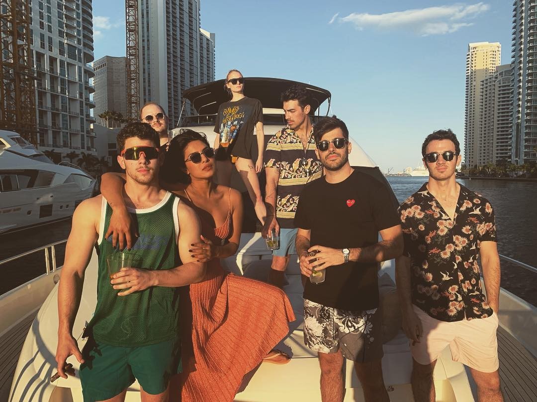 Joe, Kevin e Nick Jonas, Priyanka Chopra, Sophie Turner e amigos (Foto: Reprodução/Instagram)