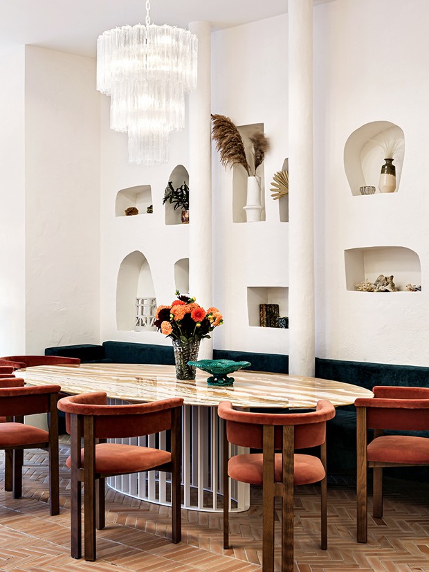 Décor do dia: sala de jantar com veludo e detalhes mediterrâneos (Foto: Hervé Goluza)