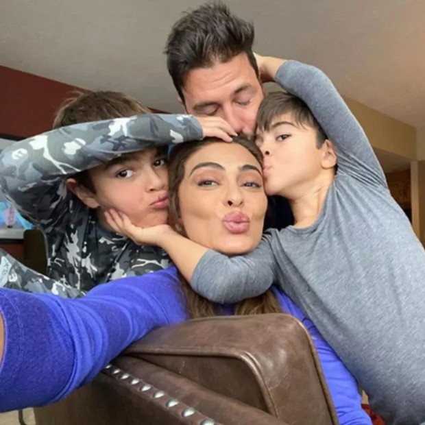 Juliana Paes faz selfie com o marido, Carlos Eduardo Baptista, e os filhos, Pedro e Antônio (Foto: Reprodução/Instagram)