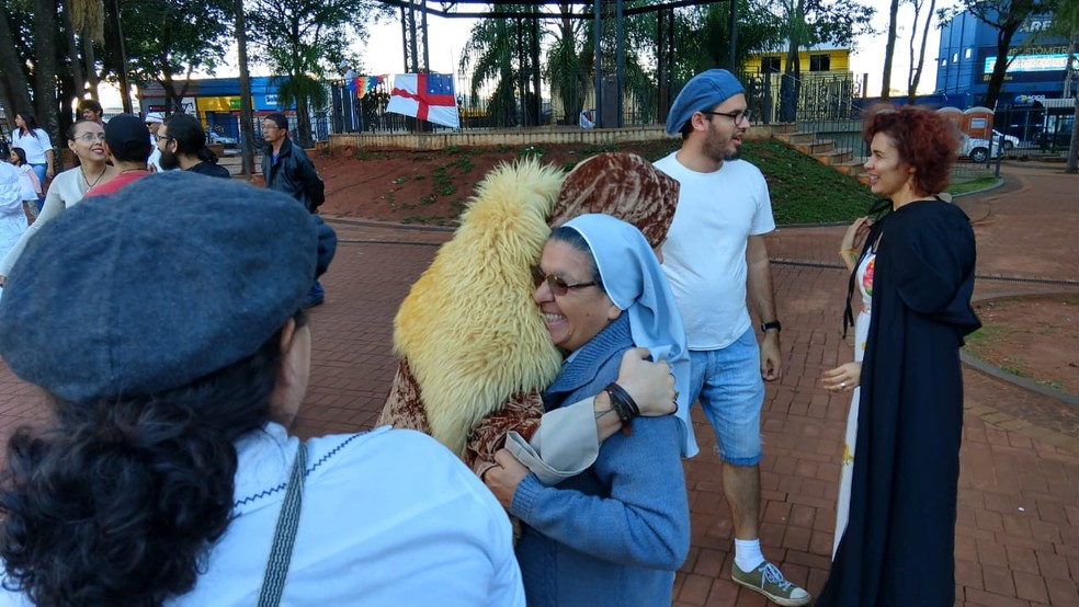 Abraço entre a freira e o druida: "Unidos e em paz" (Foto: Alessandro Riquelme / Divulgação)