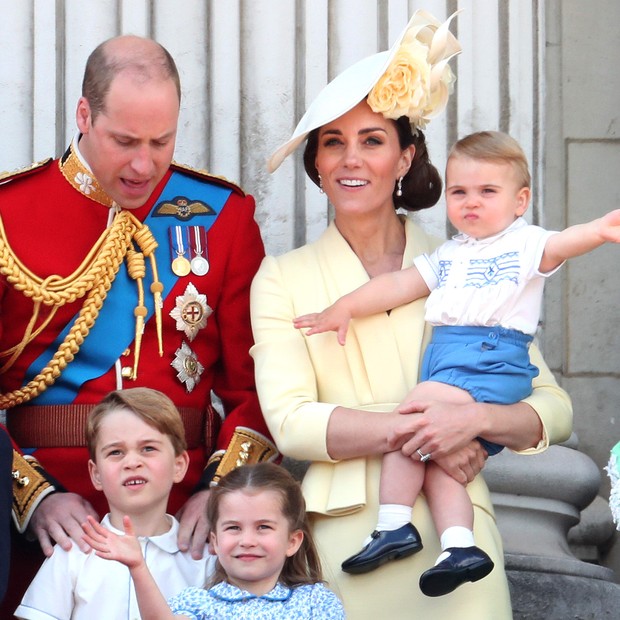 LONDON, ENGLAND - JUNE 08: Prince William, Duke of Cambridge, Prince George, Princess Charlotte, Catherine, Duchess of Cambridge, Prince Louis and Camilla, Duchess of Cornwall during Trooping The Colour, the Queen's annual birthday parade, on June 08, 201 (Foto: Getty Images)