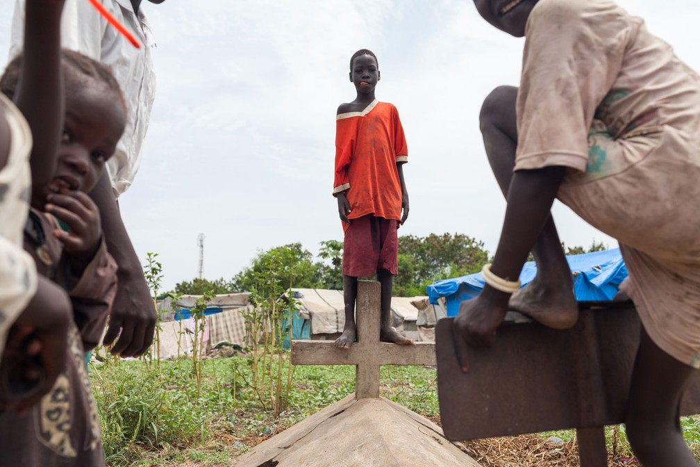 Brasileiro clica garotos em acampamento de deslocados internos em cemitério de Juba, no Sudão do Sul (Foto: Bruno Feder)