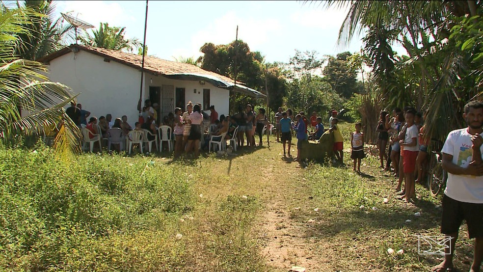Familiares e amigos esperam a liberação dos corpos para o velório das vítimas.  (Foto: Reprodução/TV Mirante)