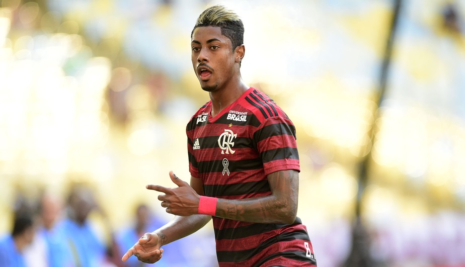 Após ter voo remarcado no RJ, Bruno Henrique critica companhia aérea