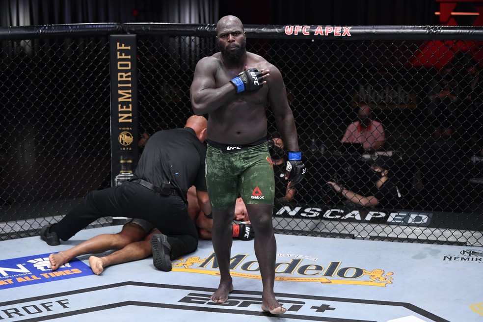 Cigano não resistiu ao poderio de Jairzinho Rozenstruik — Foto: Getty Images