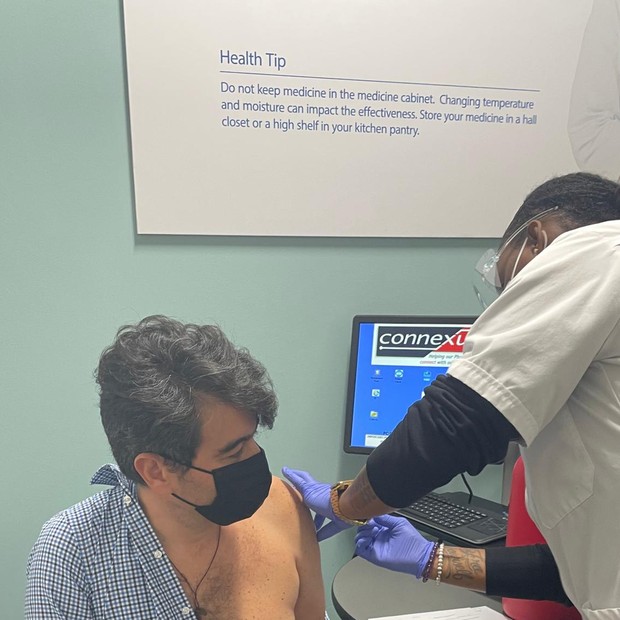 Claudio Chaves toma vacina nos EUA (Foto: Luciana Barranco (da Flórida, nos EUA))