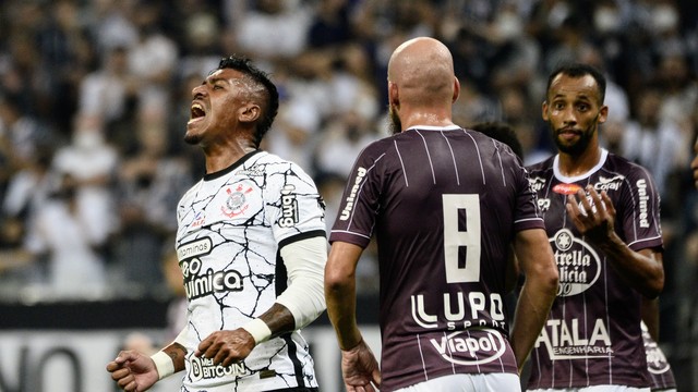 Paulinho foi um dos melhores em campo em Corinthians x Ferroviria