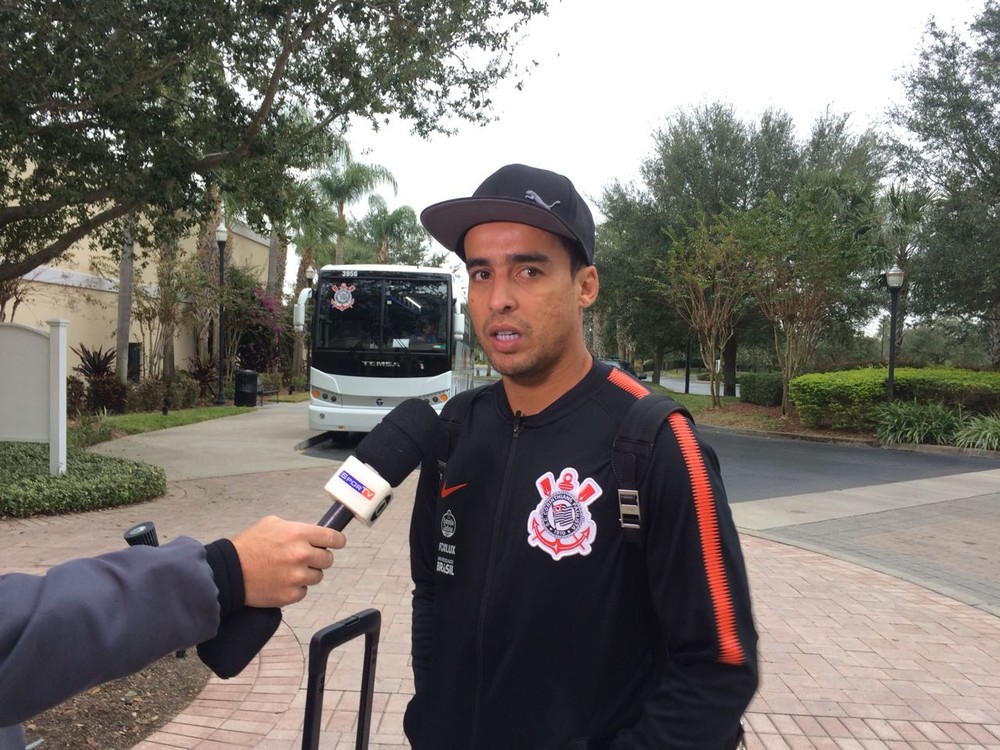 Na chegada do Corinthians aos EUA, Jadson diz: 