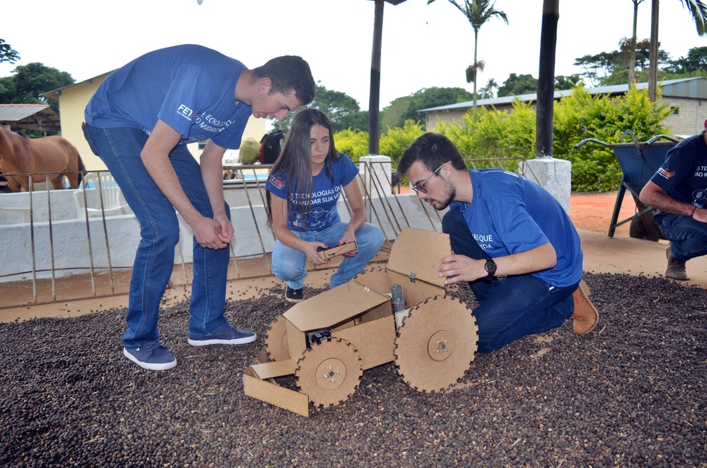 Projeto de estudantes idealiza robô para trabalhar em terreiro de café — Foto: Lucas Soares / G1