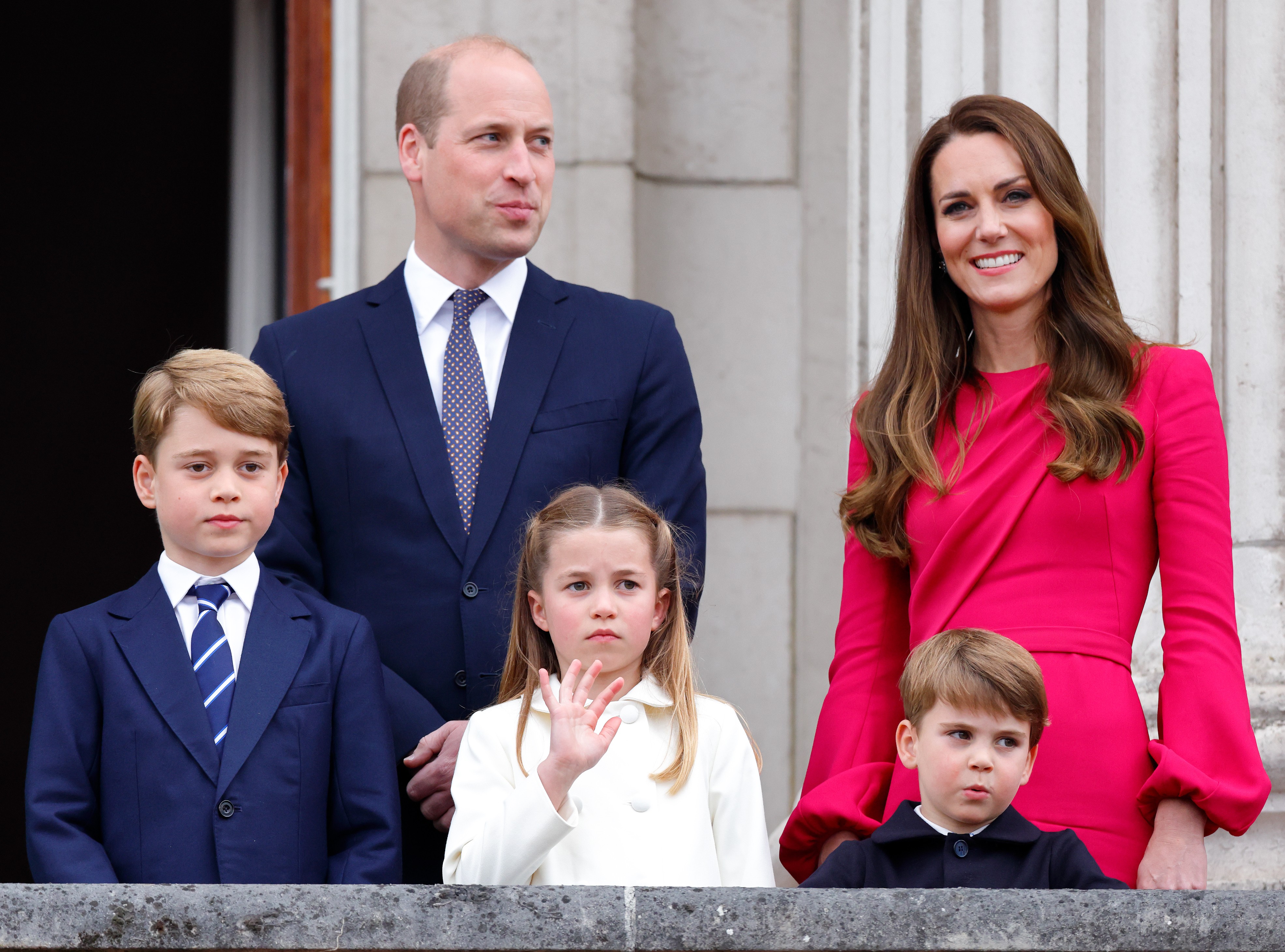 O Príncipe Wlliam e a Duquesa Kate Middleton com os três filhos (Príncipe George, Princesa Charlotte e Príncipe Louis) em evento celebrando os 70 anos do reinado da Rainha Elizabeth II (Foto: Getty Images)