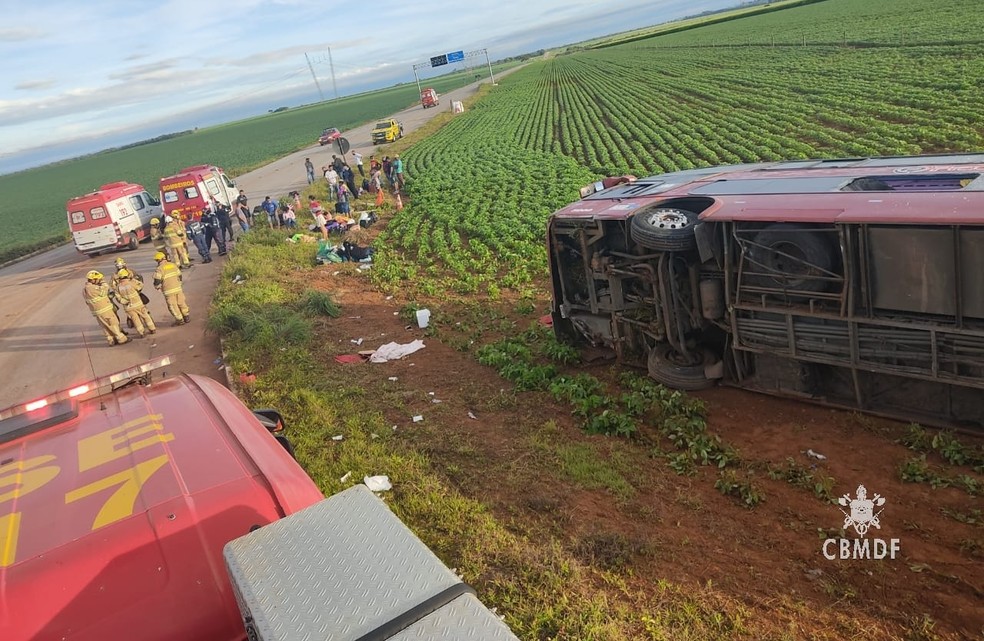 Ônibus tombou e deixou 25 passageiros no DF — Foto: CBMDF/Divulgação