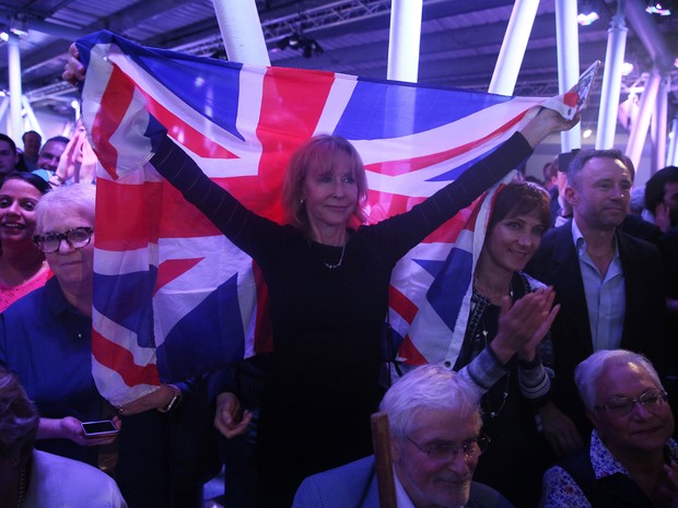 Manifestante a favor da 'Brexit' segura bandeira do Reino Unido em Londres (Foto: Neil Hall / Reuters)