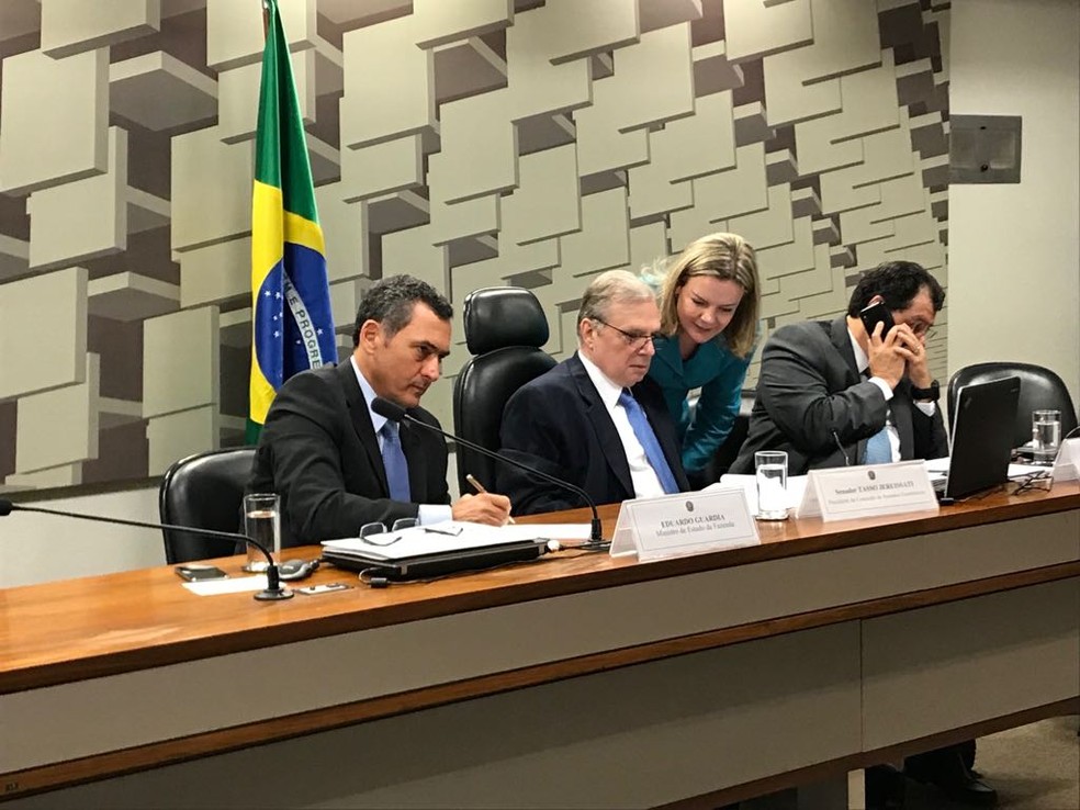 O ministro da Fazenda, Eduardo Guardia (primeiro Ã  esquerda), diz agora que nÃ£o considera elevar tributos para compensar diesel mais barato. (Foto: Alexandro Martello/G1)