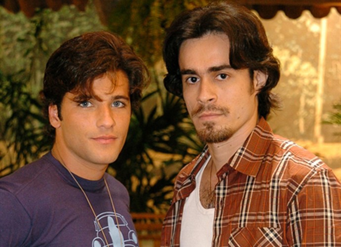 Bruno Gagliasso e Erom Cordeiro posam nos bastidores de &#39;América&#39; (Foto: Márcio de Souza / TV Globo)
